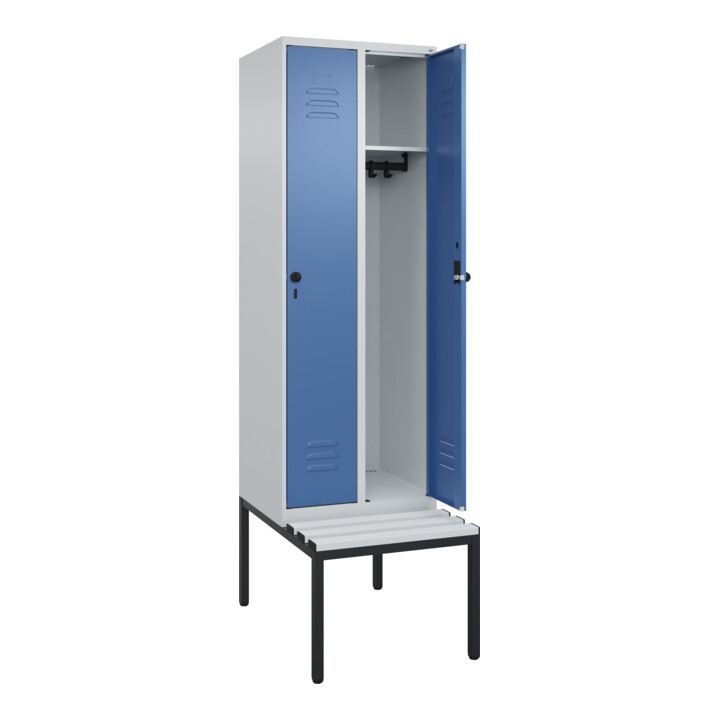C+P Spind Classic PLUS, Bank, 2 Abteile, 2120x600x815mm, 7035/5023 Verschluss Sicherheits-Drehriegel 3 Garderobenhaken  Dekor Banklatten RAL 7035 Lichtgrau Sitzbanktyp untergebaut