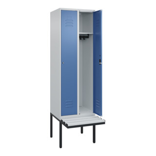 C+P Spind Classic PLUS, Bank, 2 Abteile, 2120x600x815mm, 7035/5023 Verschluss Zylinderschloss 3 Garderobenhaken  Dekor Banklatten RAL 7035 Lichtgrau Sitzbanktyp auskragend