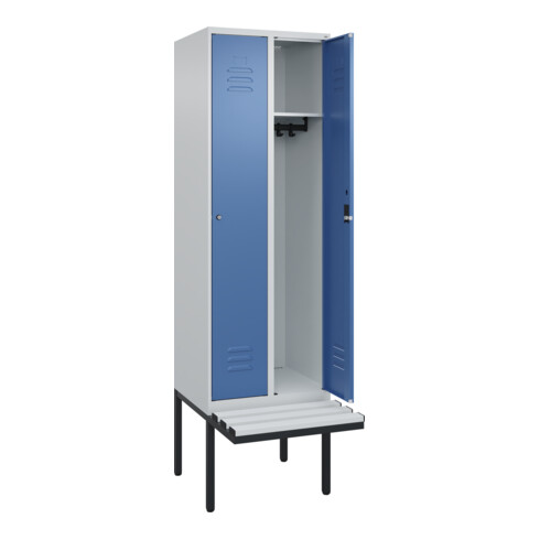 C+P Spind Classic PLUS, Bank, 2 Abteile, 2120x600x815mm, 7035/5023 Verschluss Zylinderschloss 3 Garderobenhaken  Dekor Banklatten RAL 7035 Lichtgrau Sitzbanktyp auskragend