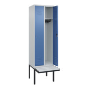 C+P Spind Classic PLUS, Bank, 2 Abteile, 2120x600x815mm, 7035/5023 Verschluss Zylinderschloss 3 Garderobenhaken  Dekor Banklatten RAL 7035 Lichtgrau Sitzbanktyp auskragend