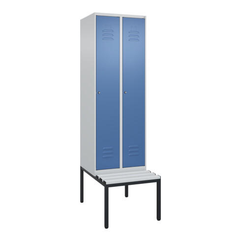 C+P Spind Classic PLUS, Bank, 2 Abteile, 2120x600x815mm, 7035/5023 Verschluss Zylinderschloss 4 Garderobenhaken Trennwand mittig Dekor Banklatten RAL 7035 Lichtgrau Sitzbanktyp untergebaut