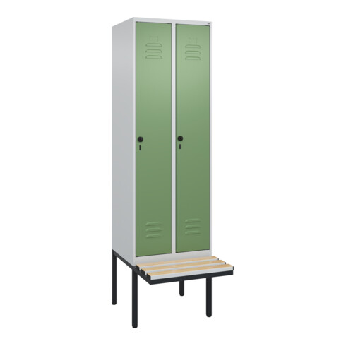 C+P Spind Classic PLUS, Bank, 2 Abteile, 2120x600x815mm, 7035/6011 Verschluss Sicherheits-Drehriegel 4 Garderobenhaken Trennwand mittig Dekor Banklatten RAL 7035 Lichtgrau Sitzbanktyp auskragend