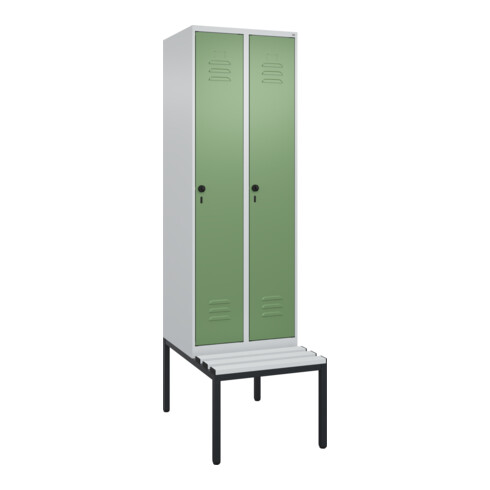 C+P Spind Classic PLUS, Bank, 2 Abteile, 2120x600x815mm, 7035/6011 Verschluss Sicherheits-Drehriegel 4 Garderobenhaken Trennwand mittig Dekor Banklatten RAL 7035 Lichtgrau Sitzbanktyp untergebaut