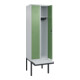 C+P Spind Classic PLUS, Bank, 2 Abteile, 2120x600x815mm, 7035/6011 Verschluss Zylinderschloss 3 Garderobenhaken  Dekor Banklatten RAL 7035 Lichtgrau Sitzbanktyp auskragend-2
