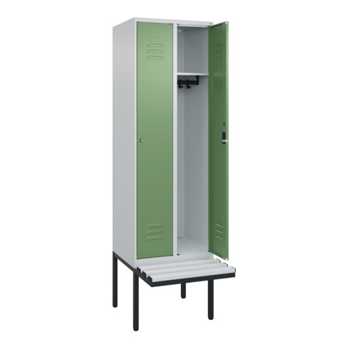 C+P Spind Classic PLUS, Bank, 2 Abteile, 2120x600x815mm, 7035/6011 Verschluss Zylinderschloss 3 Garderobenhaken  Dekor Banklatten RAL 7035 Lichtgrau Sitzbanktyp auskragend