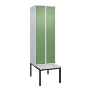 C+P Spind Classic PLUS, Bank, 2 Abteile, 2120x600x815mm, 7035/6011 Verschluss Zylinderschloss 4 Garderobenhaken Trennwand mittig Dekor Banklatten RAL 7035 Lichtgrau Sitzbanktyp untergebaut