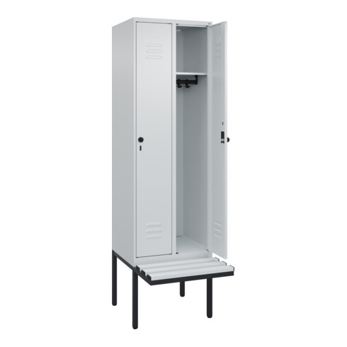 C+P Spind Classic PLUS, Bank, 2 Abteile, 2120x600x815mm, 7035/7035 Verschluss Sicherheits-Drehriegel 3 Garderobenhaken Dekor Banklatten RAL 7035 Lichtgrau Sitzbanktyp auskragend