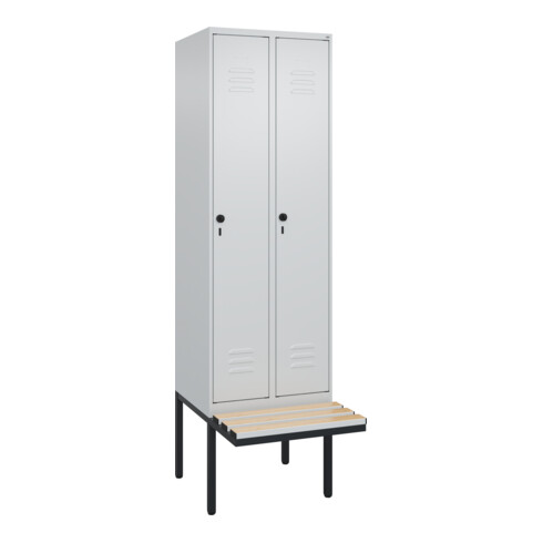 C+P Spind Classic PLUS, Bank, 2 Abteile, 2120x600x815mm, 7035/7035 Verschluss Sicherheits-Drehriegel 4 Garderobenhaken Trennwand mittig Dekor Banklatten RAL 7035 Lichtgrau Sitzbanktyp auskragend