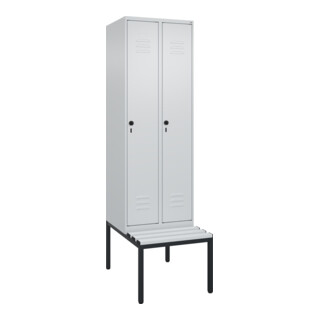 C+P Spind Classic PLUS, Bank, 2 Abteile, 2120x600x815mm, 7035/7035 Verschluss Sicherheits-Drehriegel 4 Garderobenhaken Trennwand mittig Dekor Banklatten RAL 7035 Lichtgrau Sitzbanktyp untergebaut