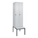 C+P Spind Classic PLUS, Bank, 2 Abteile, 2120x600x815mm, 7035/7035 Verschluss Sicherheits-Drehriegel 4 Garderobenhaken Trennwand mittig Dekor Banklatten RAL 7035 Lichtgrau Sitzbanktyp untergebaut-1