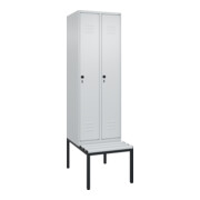 C+P Spind Classic PLUS, Bank, 2 Abteile, 2120x600x815mm, 7035/7035 Verschluss Sicherheits-Drehriegel 4 Garderobenhaken Trennwand mittig Dekor Banklatten RAL 7035 Lichtgrau Sitzbanktyp untergebaut