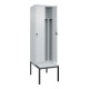 C+P Spind Classic PLUS, Bank, 2 Abteile, 2120x600x815mm, 7035/7035 Verschluss Sicherheits-Drehriegel 4 Garderobenhaken Trennwand mittig Dekor Banklatten RAL 7035 Lichtgrau Sitzbanktyp untergebaut-2
