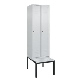 C+P Spind Classic PLUS, Bank, 2 Abteile, 2120x600x815mm, 7035/7035 Verschluss Zylinderschloss 4 Garderobenhaken Trennwand mittig Dekor Banklatten RAL 7035 Lichtgrau Sitzbanktyp untergebaut