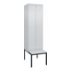 C+P Spind Classic PLUS, Bank, 2 Abteile, 2120x600x815mm, 7035/7035 Verschluss Zylinderschloss 4 Garderobenhaken Trennwand mittig Dekor Banklatten RAL 7035 Lichtgrau Sitzbanktyp untergebaut-1