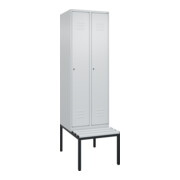 C+P Spind Classic PLUS, Bank, 2 Abteile, 2120x600x815mm, 7035/7035 Verschluss Zylinderschloss 4 Garderobenhaken Trennwand mittig Dekor Banklatten RAL 7035 Lichtgrau Sitzbanktyp untergebaut