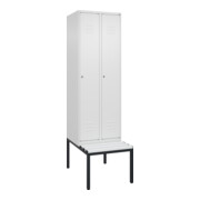 C+P Spind Classic PLUS, Bank, 2 Abteile, 2120x600x815mm, 9016/9016 Verschluss Zylinderschloss 4 Garderobenhaken Trennwand mittig Dekor Banklatten RAL 9010 Reinweiß Sitzbanktyp untergebaut