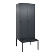 C+P Spind Classic PLUS, Bank, 2 Abteile, 2120x800x815mm, 7016/7016 Verschluss Sicherheits-Drehriegel 4 Garderobenhaken Trennwand mittig Dekor Banklatten RAL 7021 Schwarzgrau Sitzbanktyp untergebaut