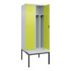 C+P Spind Classic PLUS, Bank, 2 Abteile, 2120x800x815mm, 7035/0024 Verschluss Zylinderschloss 4 Garderobenhaken Trennwand mittig Dekor Banklatten RAL 7035 Lichtgrau Sitzbanktyp untergebaut-2