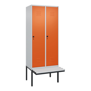 C+P Spind Classic PLUS, Bank, 2 Abteile, 2120x800x815mm, 7035/2004 Verschluss Sicherheits-Drehriegel 4 Garderobenhaken Trennwand mittig Dekor Banklatten RAL 7035 Lichtgrau Sitzbanktyp auskragend