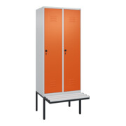 C+P Spind Classic PLUS, Bank, 2 Abteile, 2120x800x815mm, 7035/2004 Verschluss Sicherheits-Drehriegel 4 Garderobenhaken Trennwand mittig Dekor Banklatten RAL 7035 Lichtgrau Sitzbanktyp auskragend