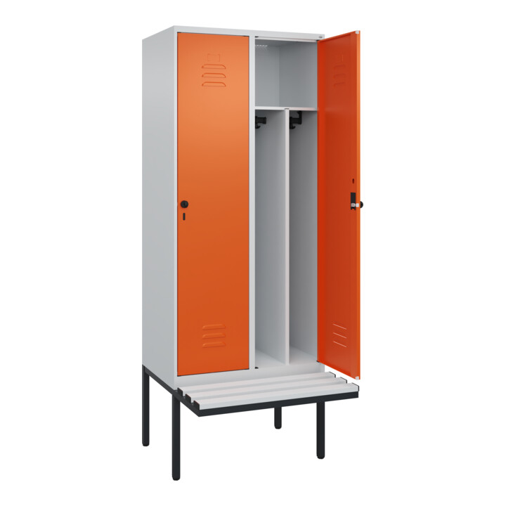 C+P Spind Classic PLUS, Bank, 2 Abteile, 2120x800x815mm, 7035/2004 Verschluss Sicherheits-Drehriegel 4 Garderobenhaken Trennwand mittig Dekor Banklatten RAL 7035 Lichtgrau Sitzbanktyp auskragend