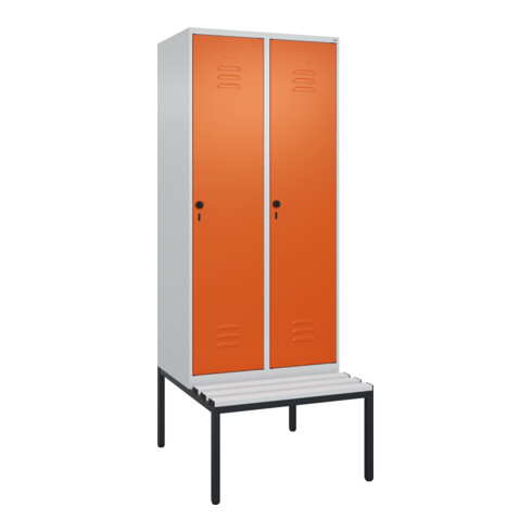 C+P Spind Classic PLUS, Bank, 2 Abteile, 2120x800x815mm, 7035/2004 Verschluss Sicherheits-Drehriegel 4 Garderobenhaken Trennwand mittig Dekor Banklatten RAL 7035 Lichtgrau Sitzbanktyp untergebaut