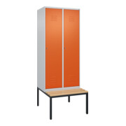 C+P Spind Classic PLUS, Bank, 2 Abteile, 2120x800x815mm, 7035/2004 Verschluss Zylinderschloss 4 Garderobenhaken Trennwand mittig Sitzbanktyp untergebaut