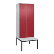 C+P Spind Classic PLUS, Bank, 2 Abteile, 2120x800x815mm, 7035/3003 Verschluss Sicherheits-Drehriegel 4 Garderobenhaken Trennwand mittig Dekor Banklatten RAL 7035 Lichtgrau Sitzbanktyp untergebaut