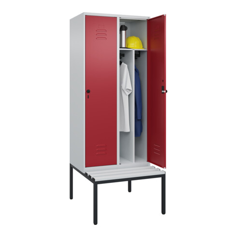 C+P Spind Classic PLUS, Bank, 2 Abteile, 2120x800x815mm, 7035/3003 Verschluss Sicherheits-Drehriegel 4 Garderobenhaken Trennwand mittig Dekor Banklatten RAL 7035 Lichtgrau Sitzbanktyp untergebaut
