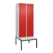 C+P Spind Classic PLUS, Bank, 2 Abteile, 2120x800x815mm, 7035/3020 Verschluss Zylinderschloss 4 Garderobenhaken Trennwand mittig Dekor Banklatten RAL 7035 Lichtgrau Sitzbanktyp untergebaut