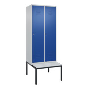 C+P Spind Classic PLUS, Bank, 2 Abteile, 2120x800x815mm, 7035/5010 Verschluss Zylinderschloss 4 Garderobenhaken Trennwand mittig Dekor Banklatten RAL 7035 Lichtgrau Sitzbanktyp untergebaut