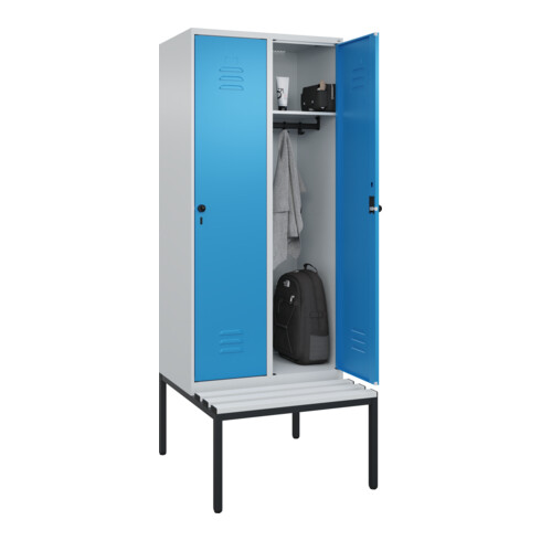 C+P Spind Classic PLUS, Bank, 2 Abteile, 2120x800x815mm, 7035/5012 Verschluss Sicherheits-Drehriegel 4 Garderobenhaken Dekor Banklatten RAL 7035 Lichtgrau Sitzbanktyp untergebaut