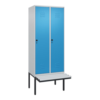 C+P Spind Classic PLUS, Bank, 2 Abteile, 2120x800x815mm, 7035/5012 Verschluss Sicherheits-Drehriegel 4 Garderobenhaken Trennwand mittig Dekor Banklatten RAL 7035 Lichtgrau Sitzbanktyp auskragend