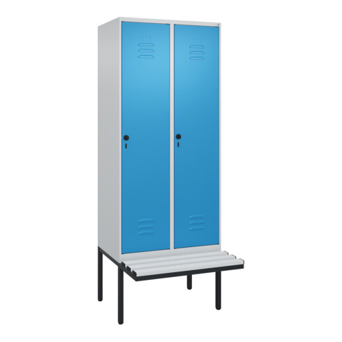 C+P Spind Classic PLUS, Bank, 2 Abteile, 2120x800x815mm, 7035/5012 Verschluss Sicherheits-Drehriegel 4 Garderobenhaken Trennwand mittig Dekor Banklatten RAL 7035 Lichtgrau Sitzbanktyp auskragend