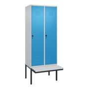 C+P Spind Classic PLUS, Bank, 2 Abteile, 2120x800x815mm, 7035/5012 Verschluss Sicherheits-Drehriegel 4 Garderobenhaken Trennwand mittig Dekor Banklatten RAL 7035 Lichtgrau Sitzbanktyp auskragend