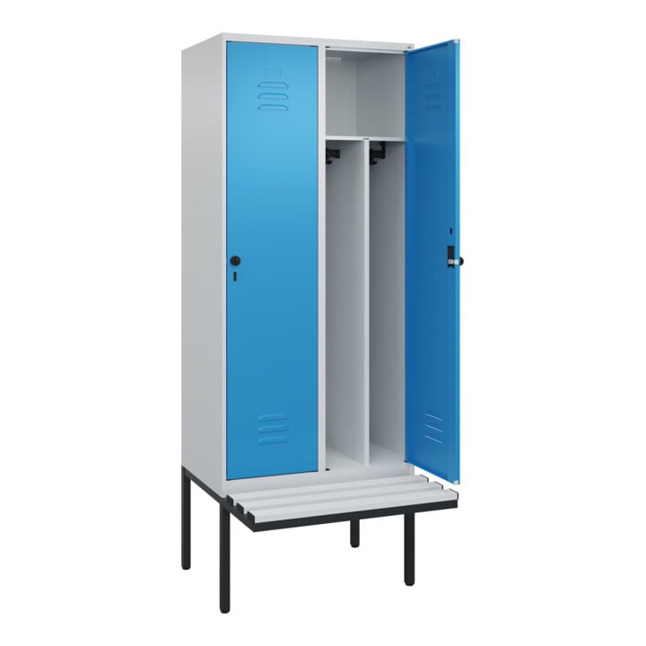 C+P Spind Classic PLUS, Bank, 2 Abteile, 2120x800x815mm, 7035/5012 Verschluss Sicherheits-Drehriegel 4 Garderobenhaken Trennwand mittig Dekor Banklatten RAL 7035 Lichtgrau Sitzbanktyp auskragend