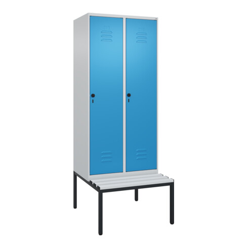 C+P Spind Classic PLUS, Bank, 2 Abteile, 2120x800x815mm, 7035/5012 Verschluss Sicherheits-Drehriegel 4 Garderobenhaken Trennwand mittig Dekor Banklatten RAL 7035 Lichtgrau Sitzbanktyp untergebaut