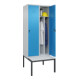 C+P Spind Classic PLUS, Bank, 2 Abteile, 2120x800x815mm, 7035/5012 Verschluss Sicherheits-Drehriegel 4 Garderobenhaken Trennwand mittig Dekor Banklatten RAL 7035 Lichtgrau Sitzbanktyp untergebaut-4