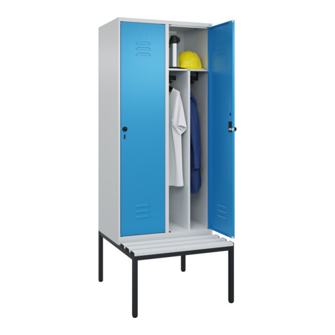 C+P Spind Classic PLUS, Bank, 2 Abteile, 2120x800x815mm, 7035/5012 Verschluss Sicherheits-Drehriegel 4 Garderobenhaken Trennwand mittig Dekor Banklatten RAL 7035 Lichtgrau Sitzbanktyp untergebaut