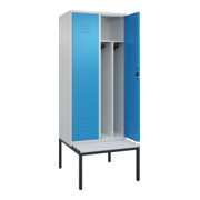 C+P Spind Classic PLUS, Bank, 2 Abteile, 2120x800x815mm, 7035/5012 Verschluss Zylinderschloss 4 Garderobenhaken Trennwand mittig Dekor Banklatten RAL 7035 Lichtgrau Sitzbanktyp untergebaut