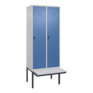 C+P Spind Classic PLUS, Bank, 2 Abteile, 2120x800x815mm, 7035/5023 Verschluss Sicherheits-Drehriegel 4 Garderobenhaken Trennwand mittig Dekor Banklatten RAL 7035 Lichtgrau Sitzbanktyp auskragend
