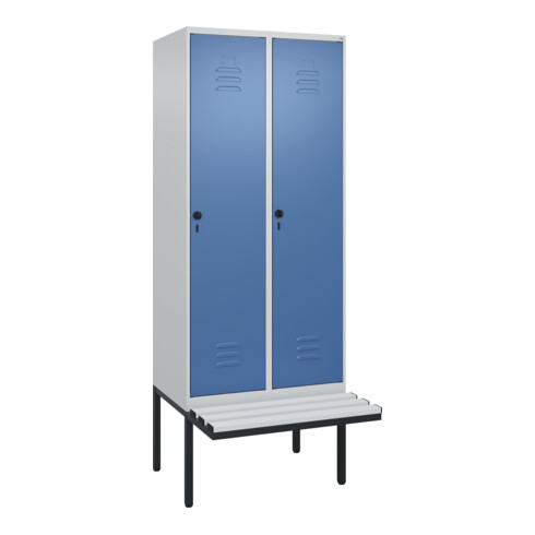 C+P Spind Classic PLUS, Bank, 2 Abteile, 2120x800x815mm, 7035/5023 Verschluss Sicherheits-Drehriegel 4 Garderobenhaken Trennwand mittig Dekor Banklatten RAL 7035 Lichtgrau Sitzbanktyp auskragend