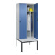 C+P Spind Classic PLUS, Bank, 2 Abteile, 2120x800x815mm, 7035/5023 Verschluss Sicherheits-Drehriegel 4 Garderobenhaken Trennwand mittig Dekor Banklatten RAL 7035 Lichtgrau Sitzbanktyp untergebaut-4