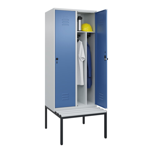C+P Spind Classic PLUS, Bank, 2 Abteile, 2120x800x815mm, 7035/5023 Verschluss Sicherheits-Drehriegel 4 Garderobenhaken Trennwand mittig Dekor Banklatten RAL 7035 Lichtgrau Sitzbanktyp untergebaut