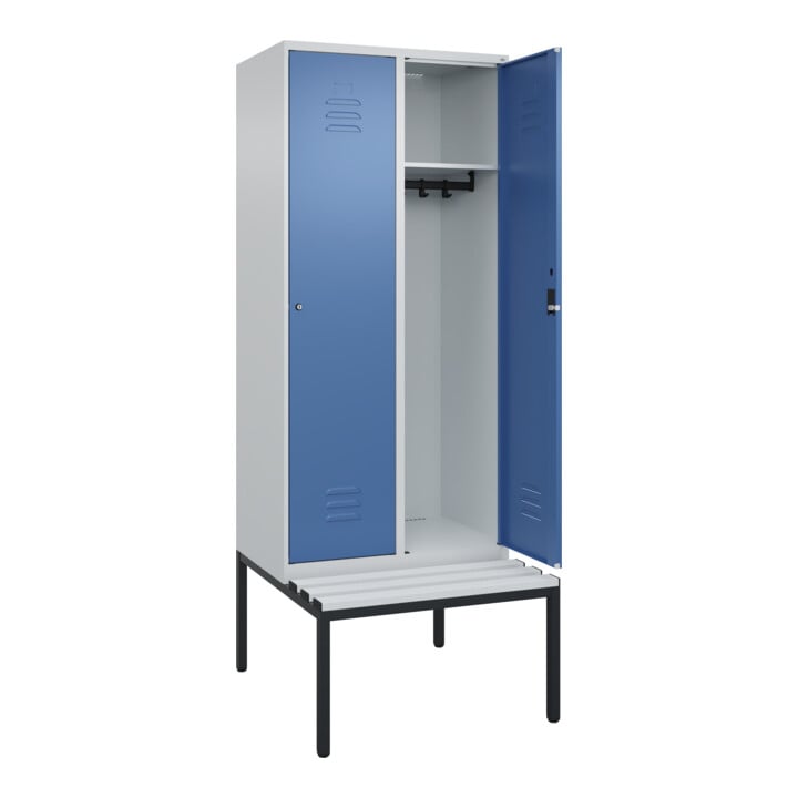 C+P Spind Classic PLUS, Bank, 2 Abteile, 2120x800x815mm, 7035/5023 Verschluss Zylinderschloss 4 Garderobenhaken  Dekor Banklatten RAL 7035 Lichtgrau Sitzbanktyp untergebaut
