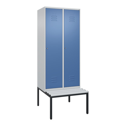 C+P Spind Classic PLUS, Bank, 2 Abteile, 2120x800x815mm, 7035/5023 Verschluss Zylinderschloss 4 Garderobenhaken Trennwand mittig Dekor Banklatten RAL 7035 Lichtgrau Sitzbanktyp untergebaut