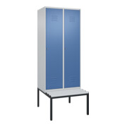 C+P Spind Classic PLUS, Bank, 2 Abteile, 2120x800x815mm, 7035/5023 Verschluss Zylinderschloss 4 Garderobenhaken Trennwand mittig Dekor Banklatten RAL 7035 Lichtgrau Sitzbanktyp untergebaut