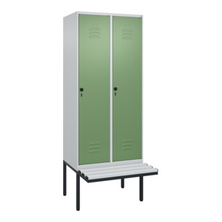 C+P Spind Classic PLUS, Bank, 2 Abteile, 2120x800x815mm, 7035/6011 Verschluss Sicherheits-Drehriegel 4 Garderobenhaken Trennwand mittig Dekor Banklatten RAL 7035 Lichtgrau Sitzbanktyp auskragend