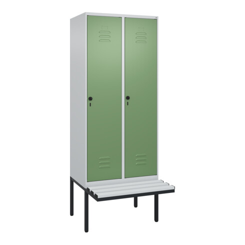 C+P Spind Classic PLUS, Bank, 2 Abteile, 2120x800x815mm, 7035/6011 Verschluss Sicherheits-Drehriegel 4 Garderobenhaken Trennwand mittig Dekor Banklatten RAL 7035 Lichtgrau Sitzbanktyp auskragend