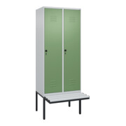 C+P Spind Classic PLUS, Bank, 2 Abteile, 2120x800x815mm, 7035/6011 Verschluss Sicherheits-Drehriegel 4 Garderobenhaken Trennwand mittig Dekor Banklatten RAL 7035 Lichtgrau Sitzbanktyp auskragend